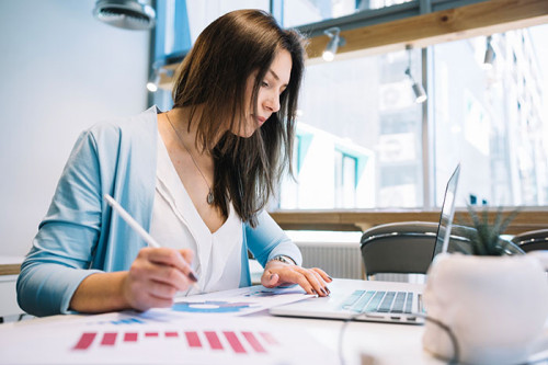 découvrez les nombreux avantages d'un cabinet comptable, incluant des conseils fiscaux, une gestion optimisée de votre comptabilité, et un gain de temps précieux pour vous concentrer sur votre activité.