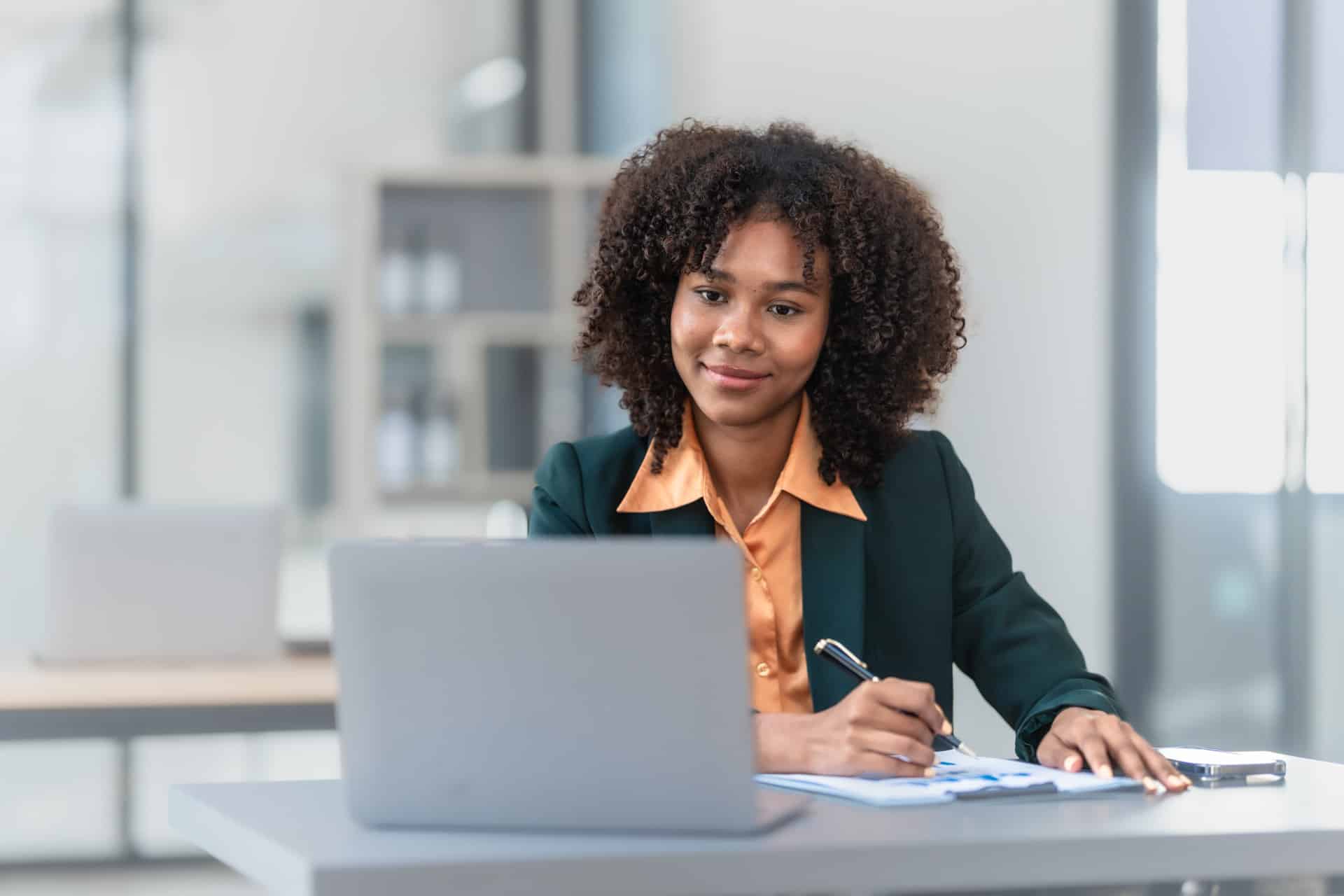 découvrez notre cabinet d'expertise comptable, où des professionnels qualifiés vous accompagnent dans la gestion de vos finances, l'optimisation de votre fiscalité et l'amélioration de la rentabilité de votre entreprise.