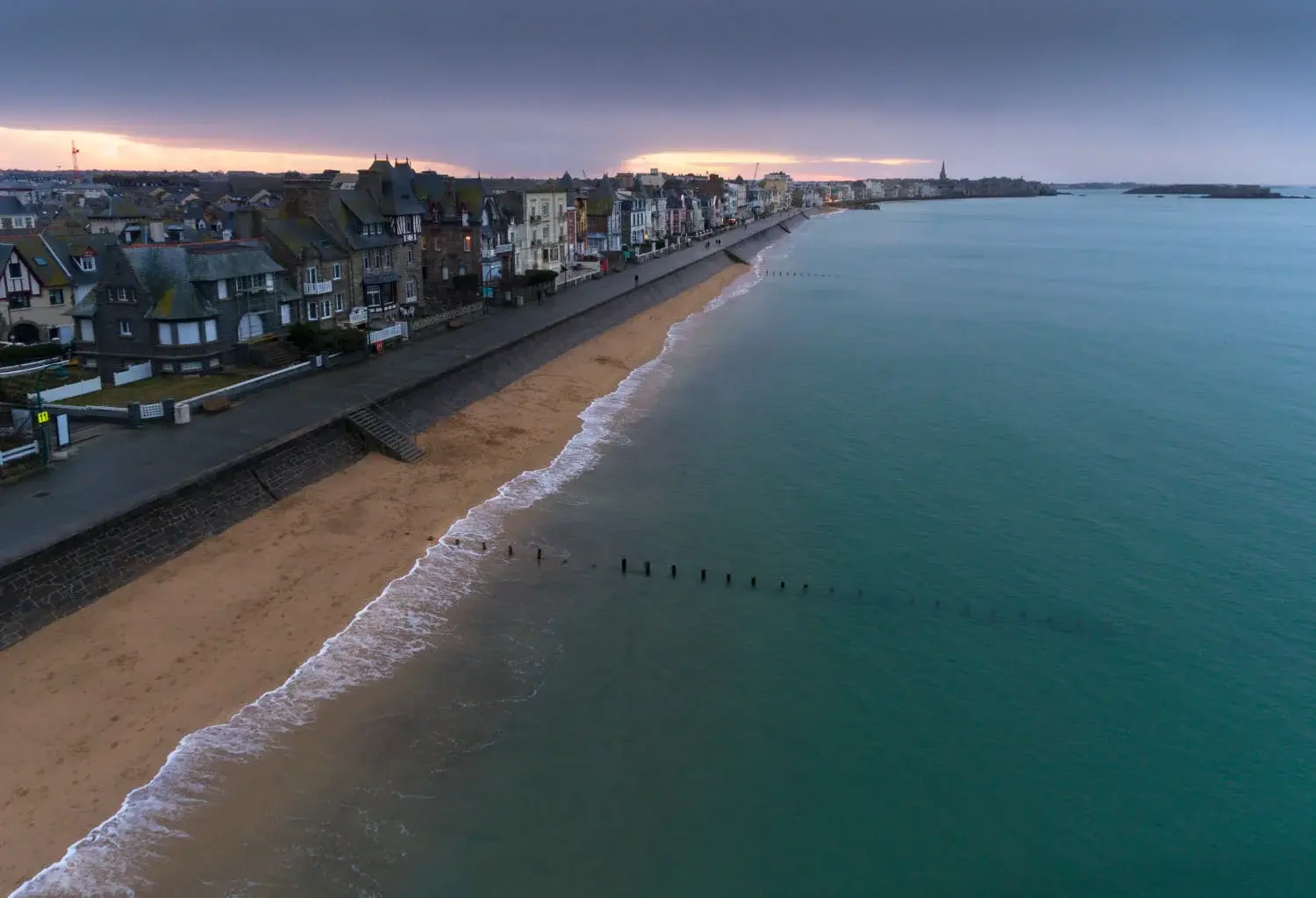 découvrez notre cabinet d'expertise comptable à saint-malo, dédié à vous accompagner dans la gestion de vos finances, l'optimisation de votre fiscalité et la croissance de votre entreprise. nos experts à votre écoute, vous garantissent des conseils personnalisés et des solutions adaptées à vos besoins.