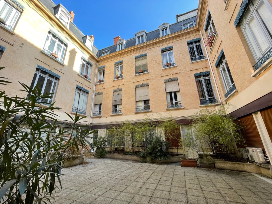 découvrez notre cabinet pluridisciplinaire à toulouse, offrant une gamme complète de services de santé et de bien-être. nos experts mettent en œuvre des solutions personnalisées pour répondre à vos besoins. prenez rendez-vous dès aujourd'hui pour un suivi de qualité.