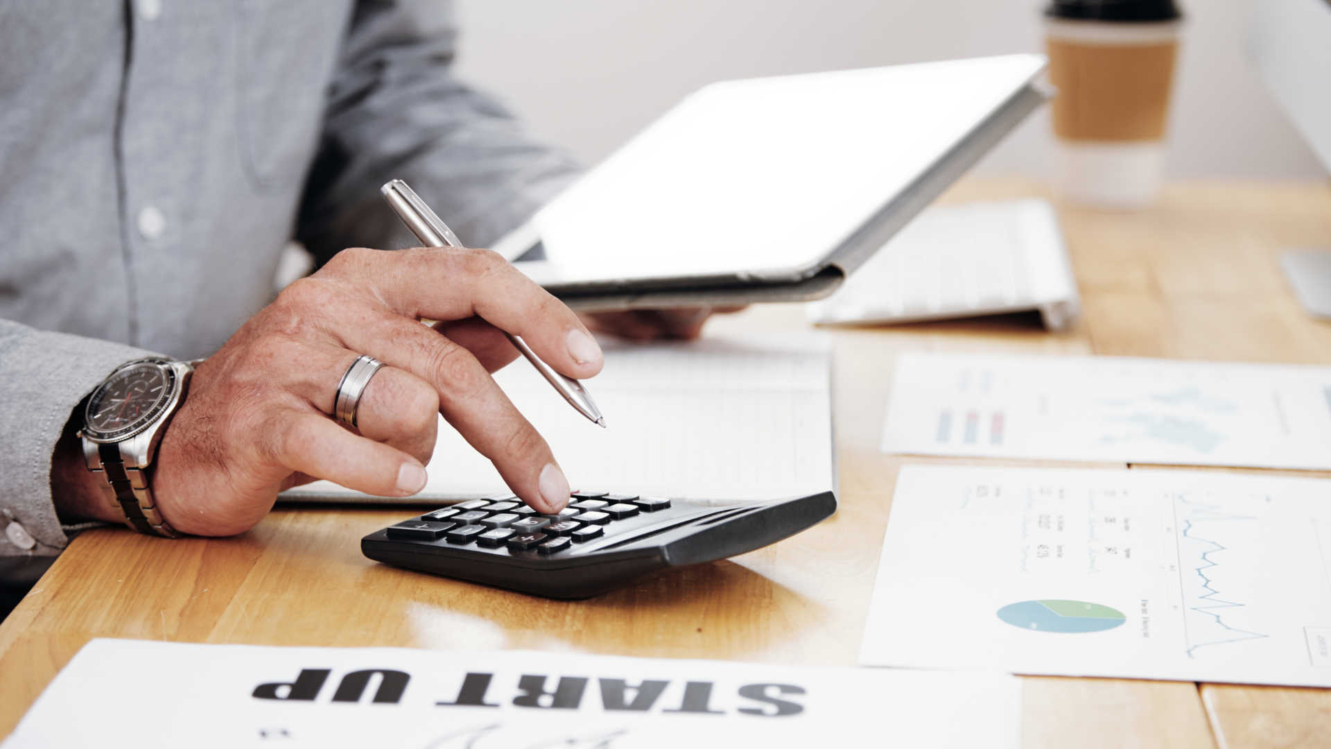 découvrez des conseils d'experts-comptables spécialement adaptés aux bars et restaurants pour optimiser votre gestion financière, réduire vos coûts et maximiser vos profits.