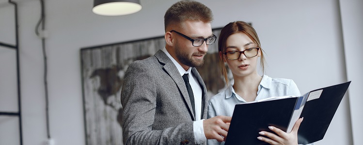 découvrez les distinctions clés entre un comptable et un expert-comptable. apprenez leurs rôles, compétences et responsabilités pour mieux comprendre l'importance de ces professions dans la gestion financière de votre entreprise.