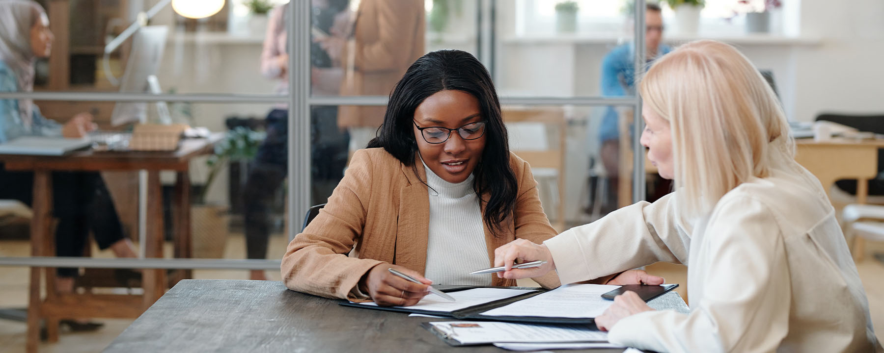 découvrez les principales différences entre un comptable et un expert-comptable. apprenez leurs rôles, responsabilités et les avantages de faire appel à un expert-comptable pour optimiser la gestion de votre entreprise.