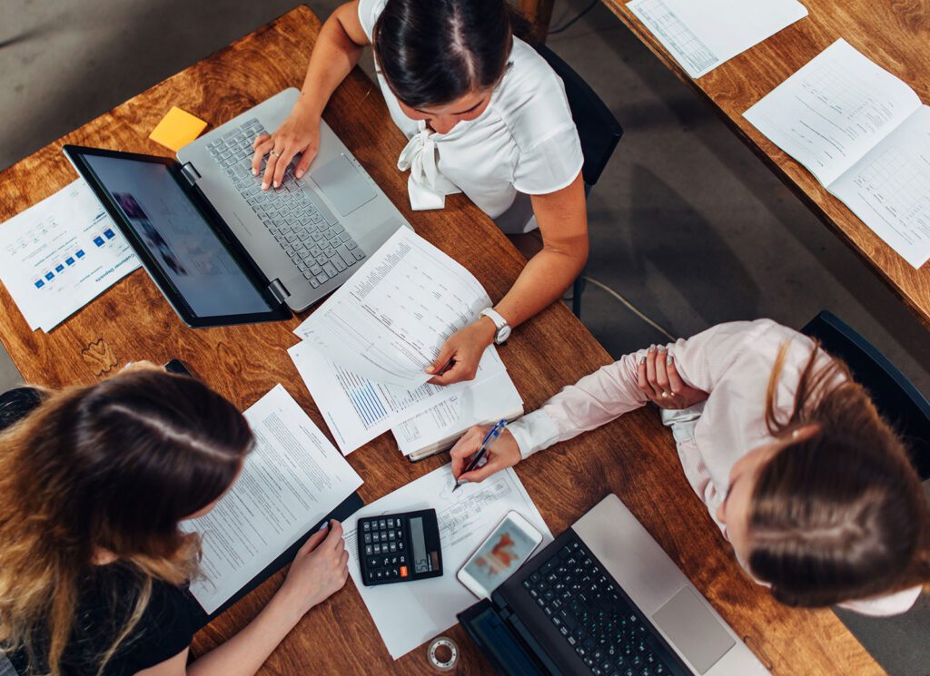 découvrez les services d'un expert-comptable professionnel pour gérer efficacement vos finances. obtenez des conseils personnalisés pour optimiser votre comptabilité, respecter les obligations fiscales et vous concentrer sur la croissance de votre entreprise.