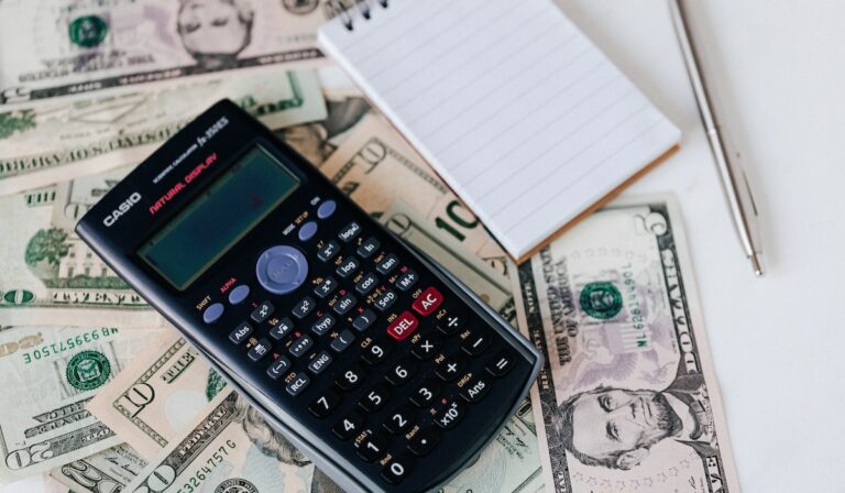 obtenez votre licence en fiscalité pour devenir expert-comptable et acquérir les compétences essentielles en législation fiscale, gestion des impôts et optimisation financière, afin de réussir dans le domaine de la comptabilité.