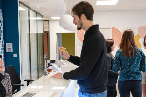 découvrez le rôle clé d'un expert-comptable stagiaire dans une entreprise. apprenez comment il contribue à la gestion financière, à l'analyse des comptes et au respect des réglementations, tout en développant des compétences essentielles pour sa carrière professionnelle.